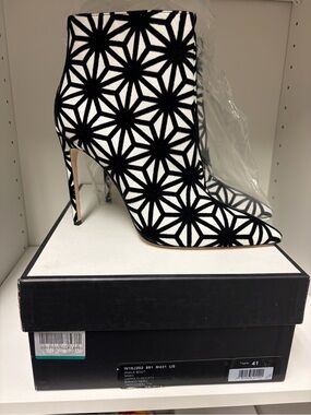 DSQUARED2 Black & White Geometric Ankle Boots Heels Size 41 NWT